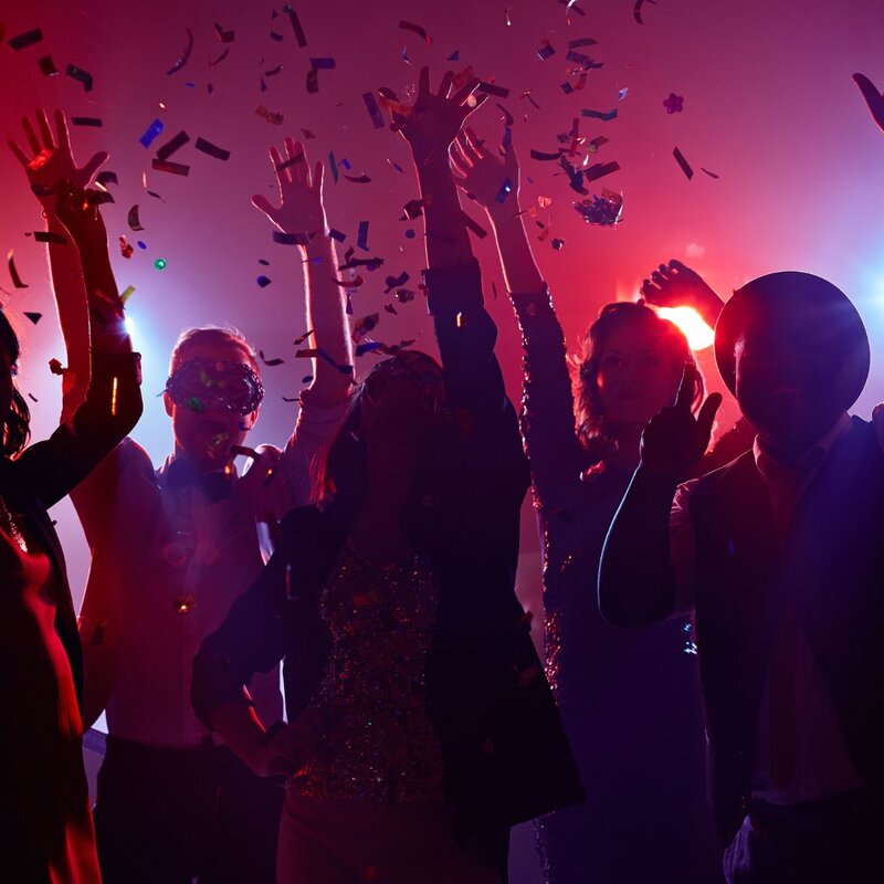 Nella foto persone ballano e si divertono per festeggiare l'arrivo del nuovo anno