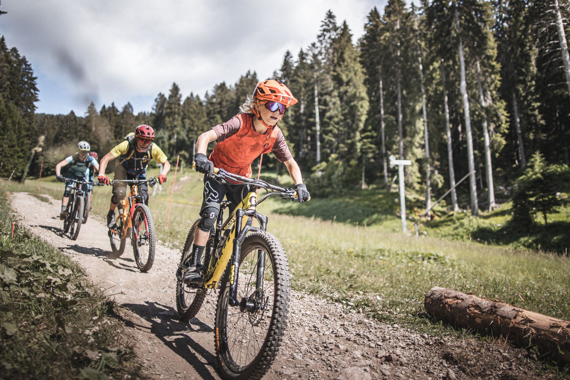 Una famiglia pedala lungo i sentieri della Paganella. | © Manuel Kottersteger, 2020