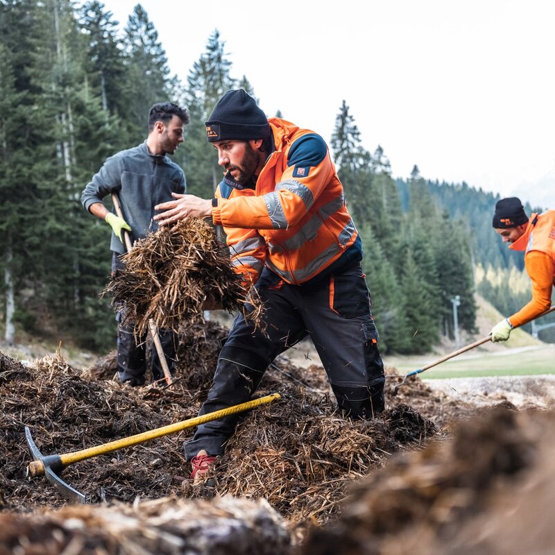 I trailbuilders della Paganella sono impegnati nella pulizia dei trail di mountain bike. | © Frame & Work, 2024