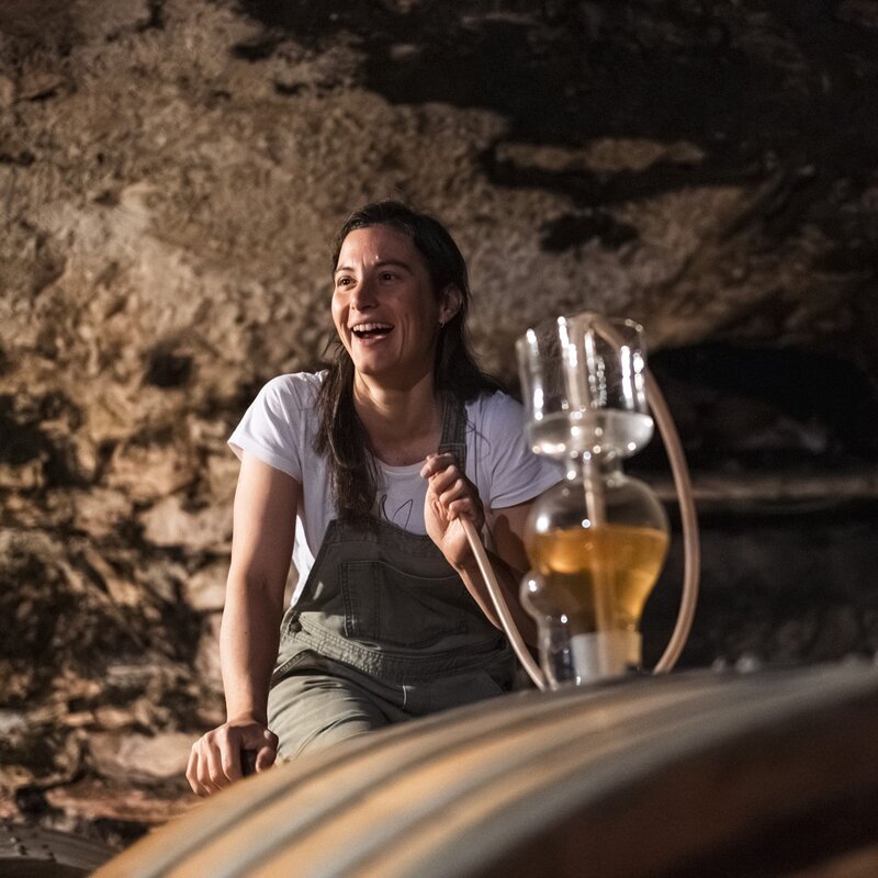 L'enologa della cantina Foradori assaggia il vino direttamente dalla botte | © Frame&Work, 2024
