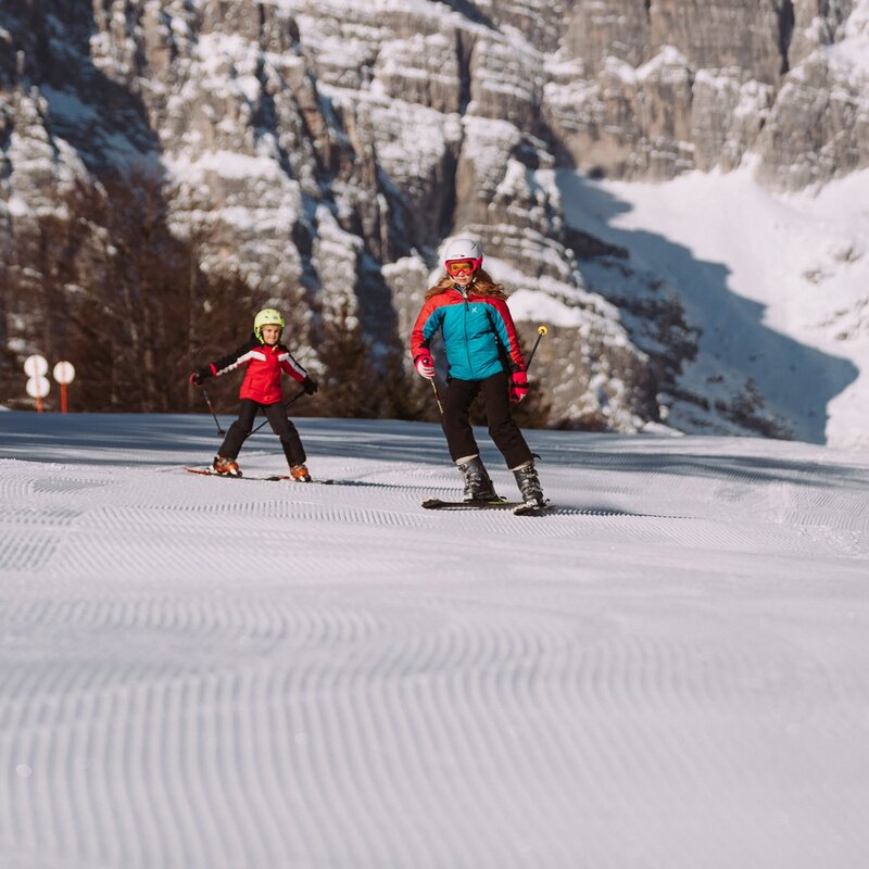 Children learn to ski at the school camp in Pradel, above Molveno. | © Alice Russolo, 2023