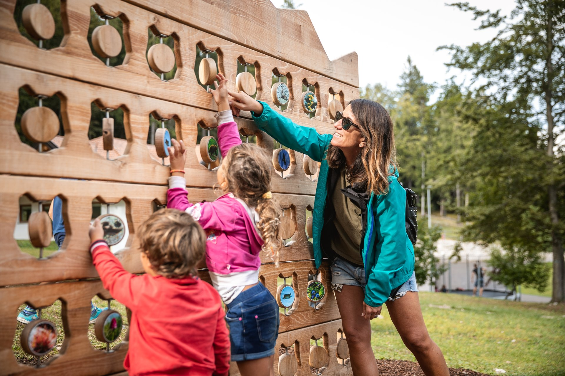 Children play on the Sarnacli Mountain Park nature trail in Andalo. | © Oliver Astrologo, 2019