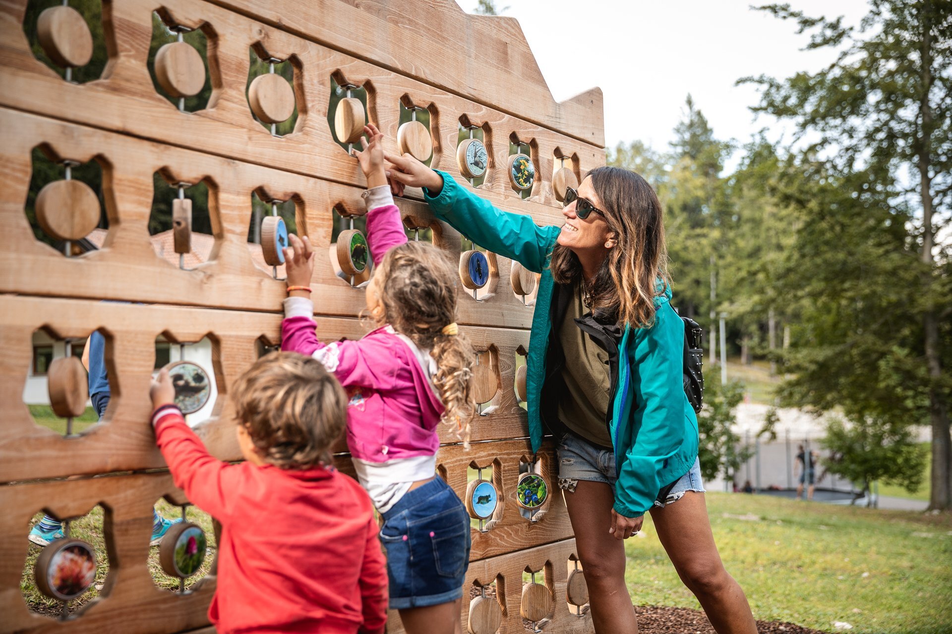 Children play on the Sarnacli Mountain Park nature trail in Andalo. | © Oliver Astrologo, 2019