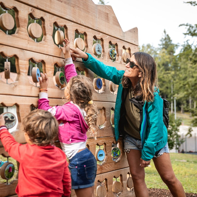 Kinder spielen auf dem Naturlehrpfad des Sarnacli Mountain Park in Andalo. | © Oliver Astrologo, 2019