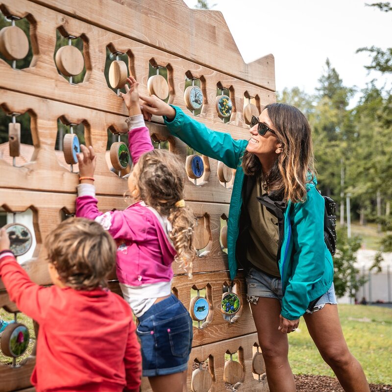 Kinder spielen auf dem Naturlehrpfad des Sarnacli Mountain Park in Andalo. | © Oliver Astrologo, 2019