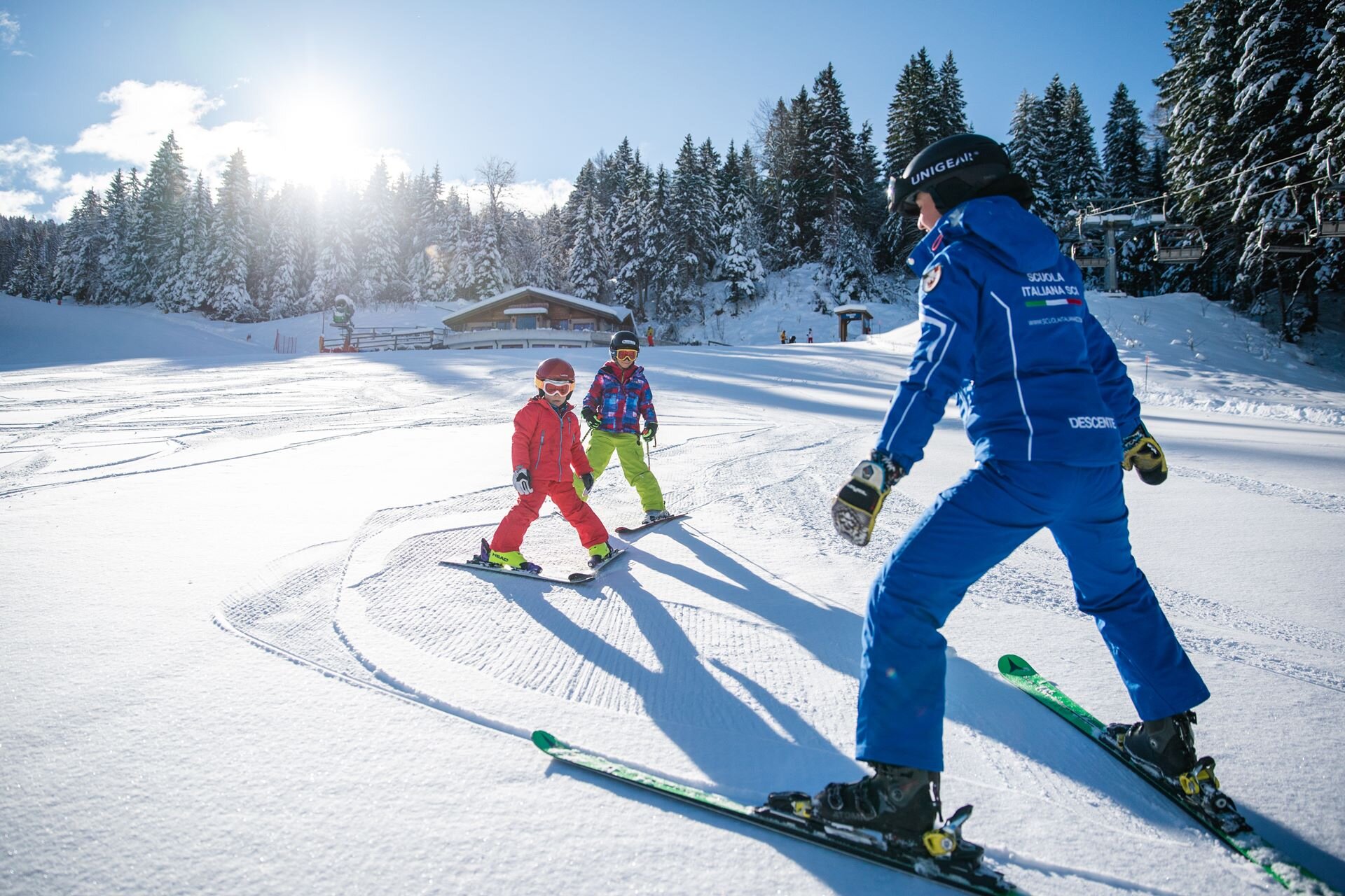 Skikurse für Jungen und Mädchen auf den Pisten des Skigebiets Paganella. | © Oliver Astrologo, 2020