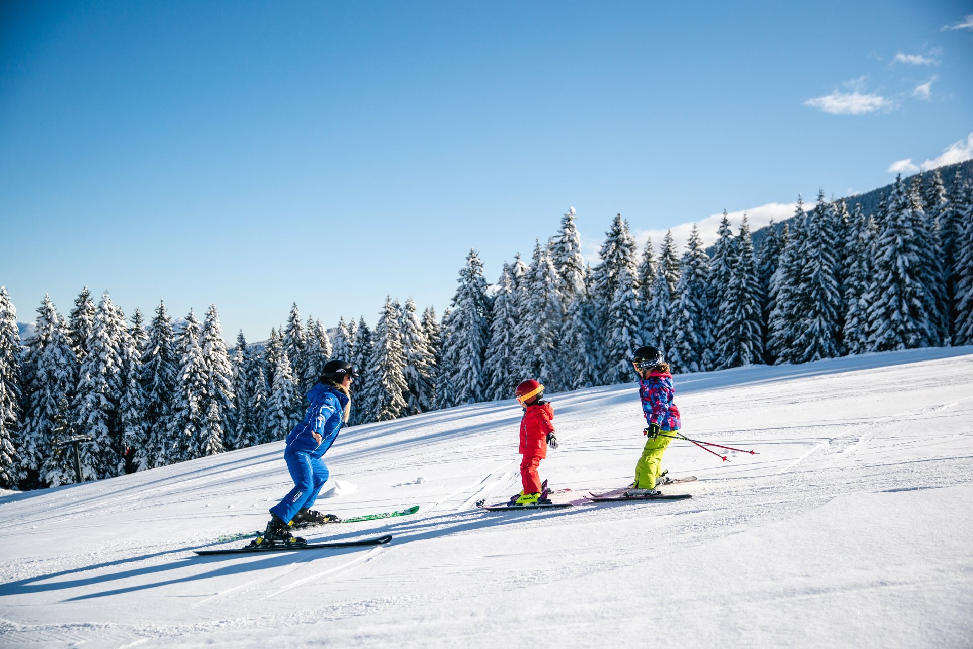 Bambini imparano a sciare insieme all'insegnante di sci sulle piste della Paganella. | © Oliver Astrologo, 2020