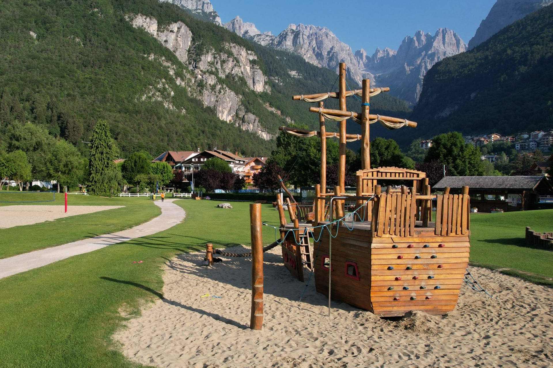 Die hölzerne Piratengaleone am Strand von Molveno, auf der Kinder klettern und spielen können | © Sitm-Buy Trentino, 2022