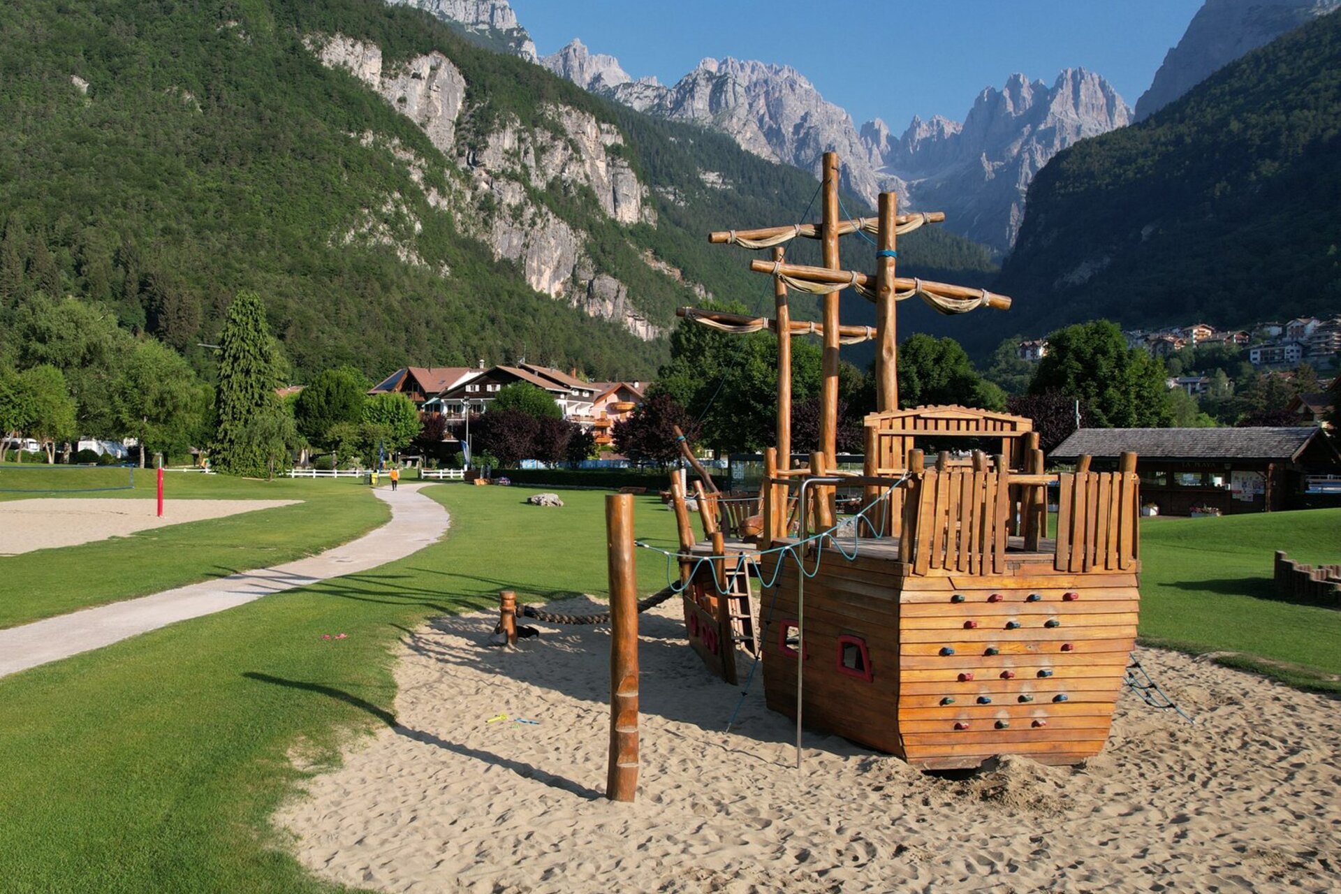 The wooden pirate galleon on Molveno beach for children to climb and play on | © Sitm-Buy Trentino, 2022