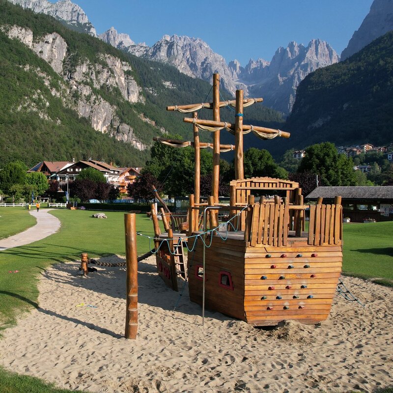 Die hölzerne Piratengaleone am Strand von Molveno, auf der Kinder klettern und spielen können | © Sitm-Buy Trentino, 2022