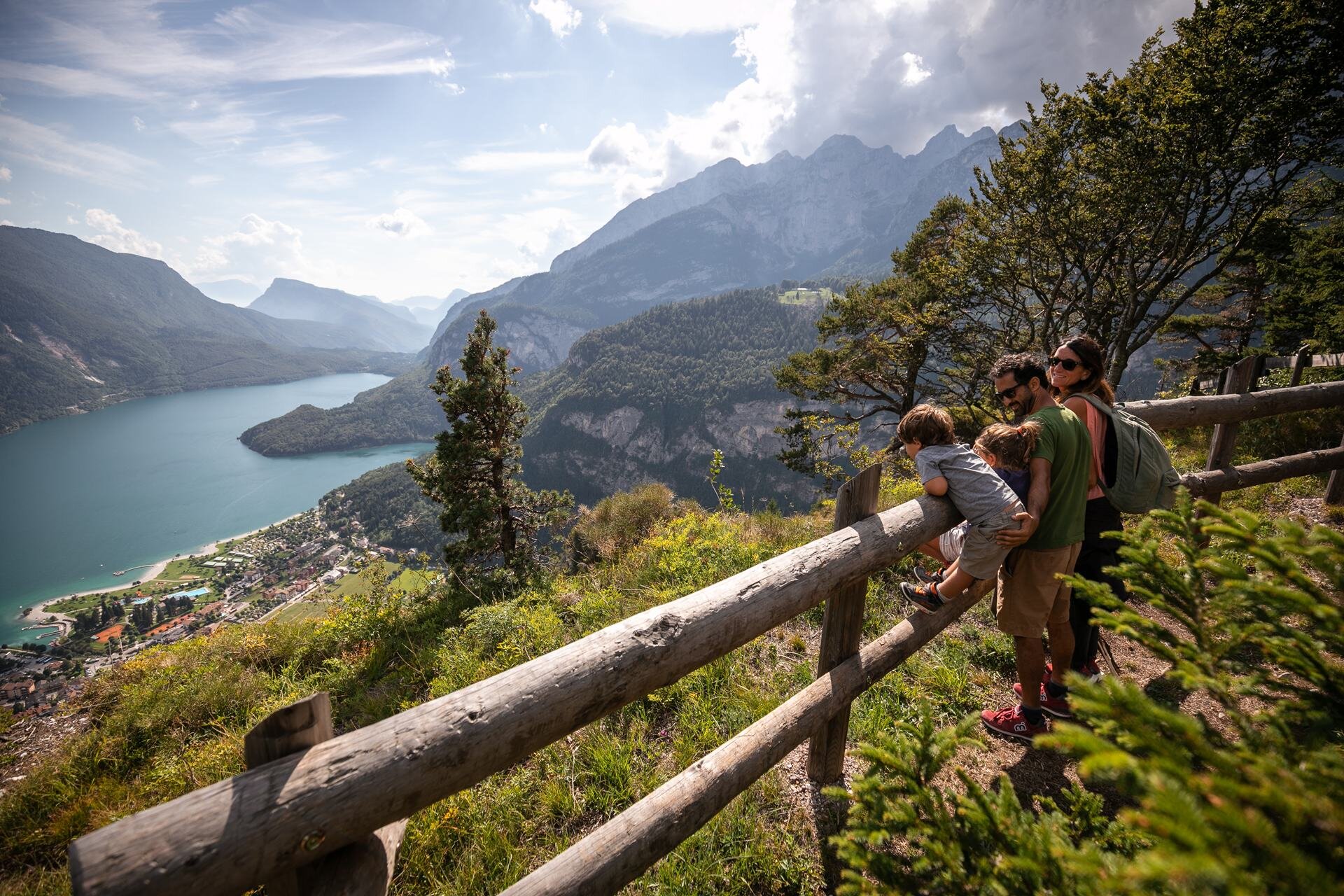 A family overlooks Lake Molveno from the fence on the Mondo di Sciury path on the Pradel plateau | © oliver Astrologo, 2019