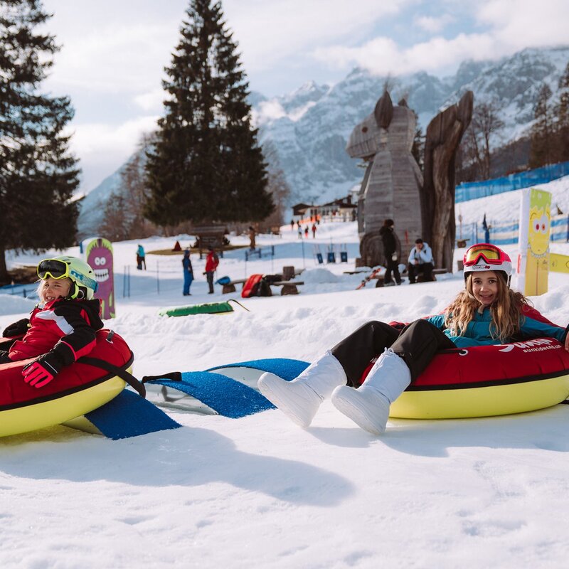 Kinder genießen Snowtubing im Fun Park Pradel in Molveno. | © Alice Russolo, 2023