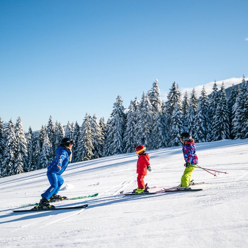 Kinder lernen das Skifahren mit dem Skilehrer auf den Pisten von Paganella. | © Oliver Astrologo, 2020