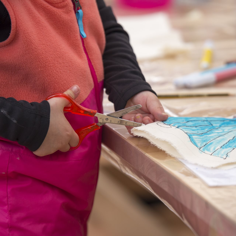 Kinder lernen spielerisch in den pädagogischen Werkstätten des Biblioigloo. | © Filippo Frizzera, 2018