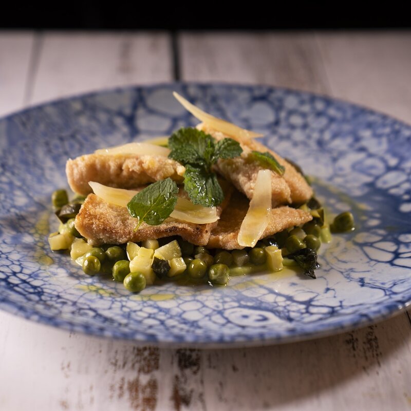 Filetti di trota salmonata in carpione serviti su crema di pisellini verdi e zucchine alla scapece. | © Stefano Caffarri, 2025