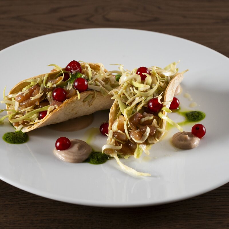 Tacos croccanti ripieni di insalata di cavolo cappuccio, tartare marinata e ribes rossi | © Stefano Caffarri, 2025