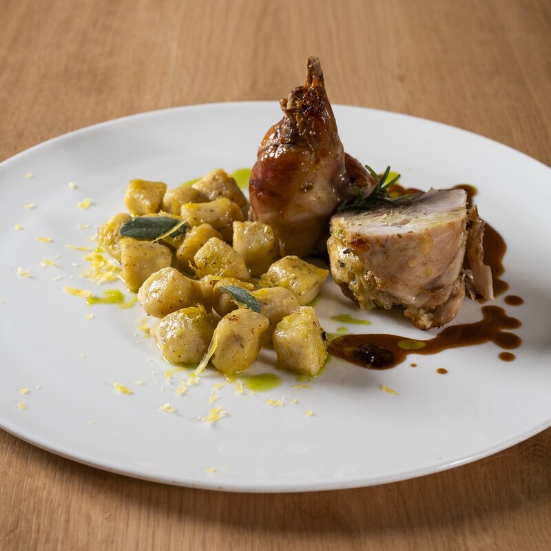 Coscia di coniglio farcita e arrosto servita con gnocchi dorati al burro, salvia e scorza di limone. | © Stefano Caffarri, 2025