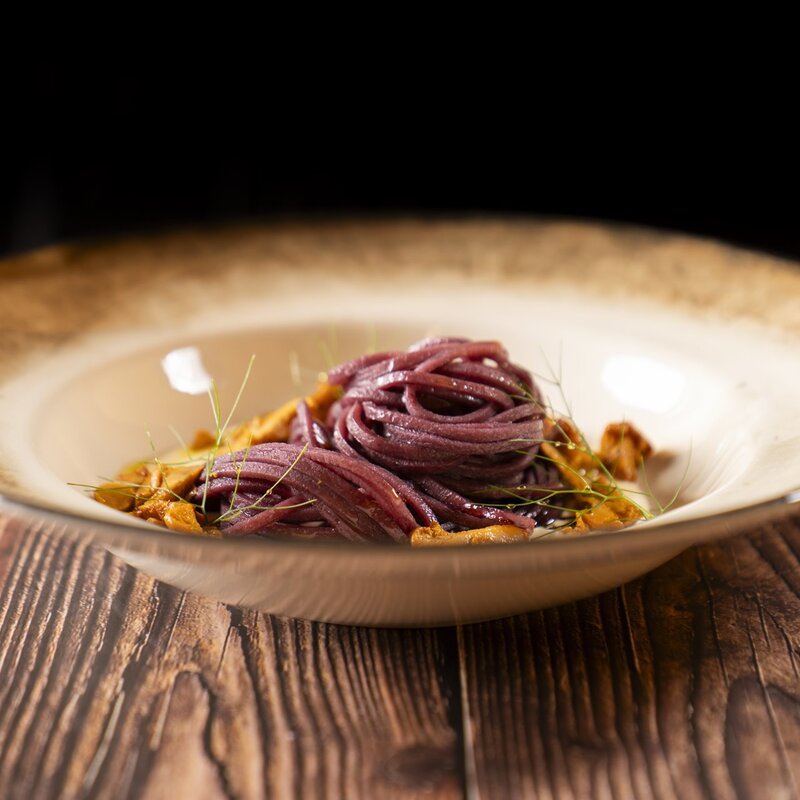 Spaghetti di patate all riduzione di teroldego rotaliano, fonduta di puzzone di Moena e finferli trifolati.  | © Stefano Caffarri, 2025