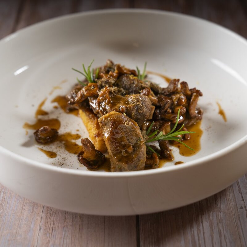 Suckling pig cheeks braised with spring onions, capers, and Chardonnay, served with sautéed chanterelles and fried chickpea polenta. | © Stefano Caffarri, 2025
