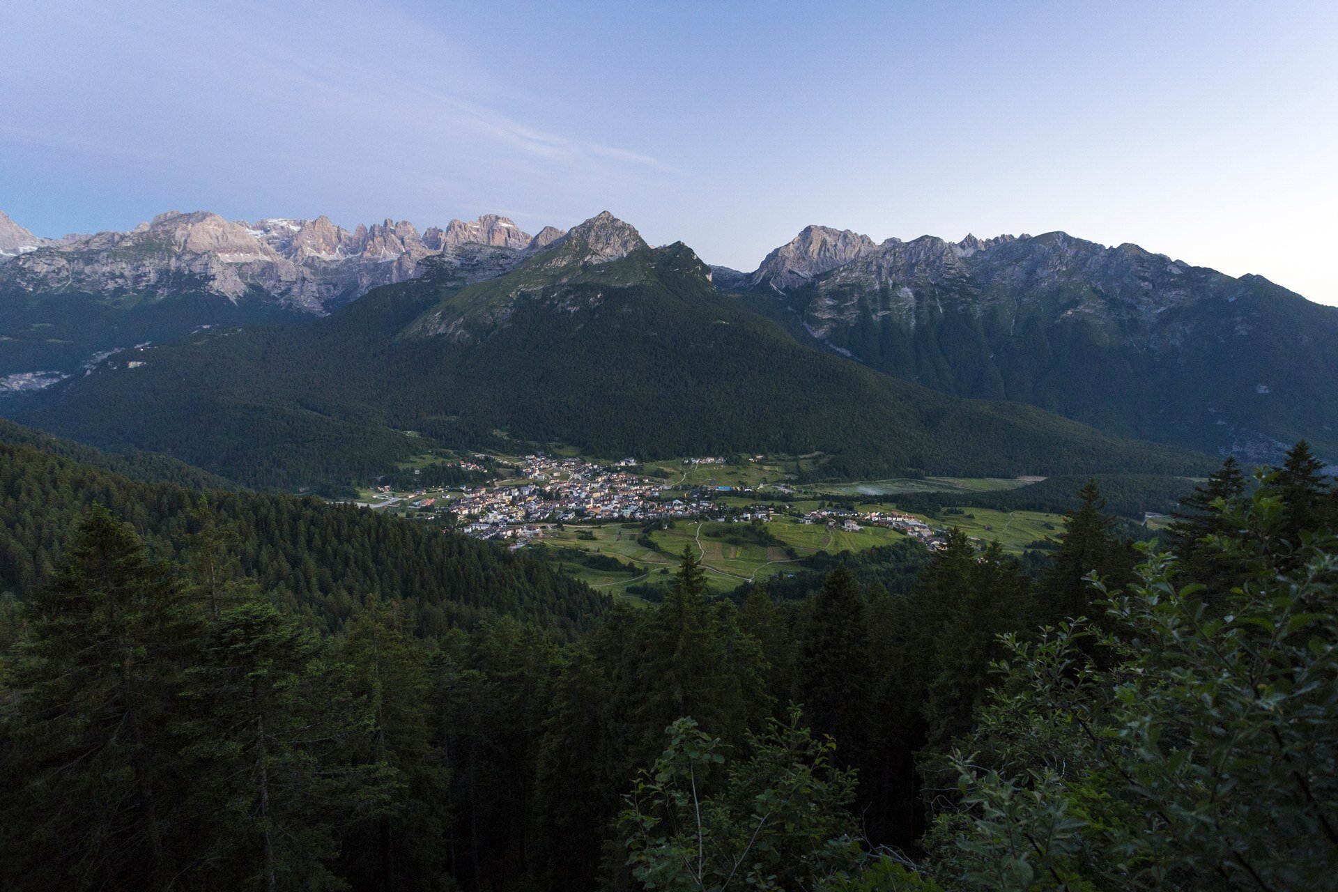 Vista panoramica sui boschi della Paganella, Andalo e il Piz Galin all'alba. | © Filippo Frizzera, 2017