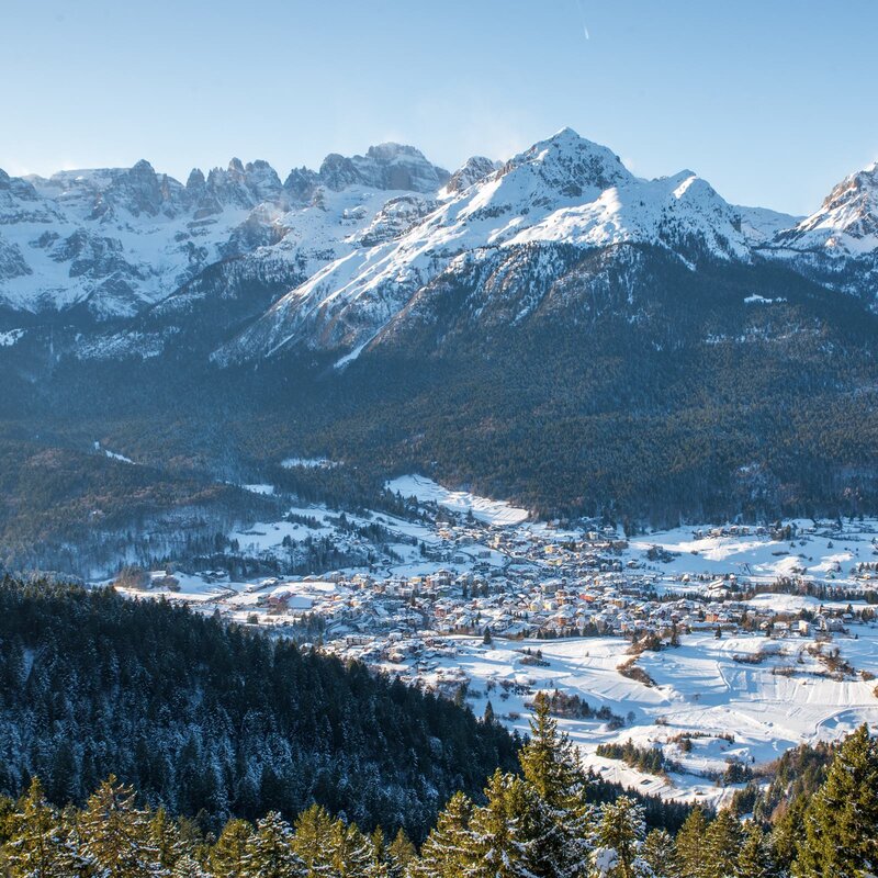 Vista panoramica di Andalo in inverno con il Piz Galin sullo sfondo | © @ourfamily.it, 2020