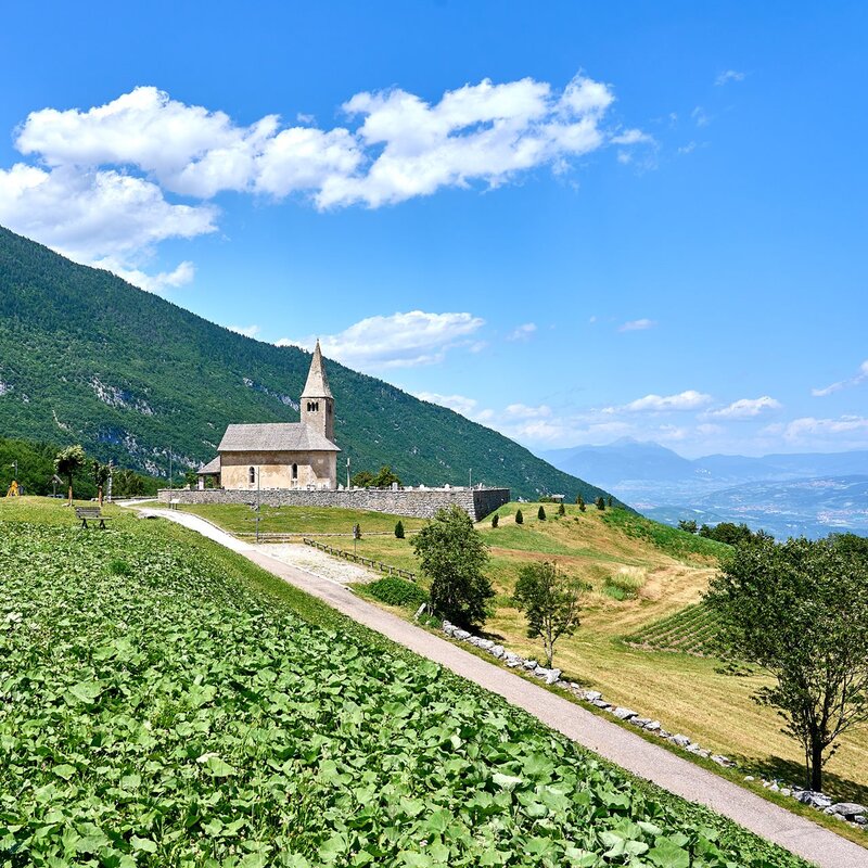 Church of St. Thomas in Cavedago, one of the villages of Paganella | © Paolo Bisti, 2021