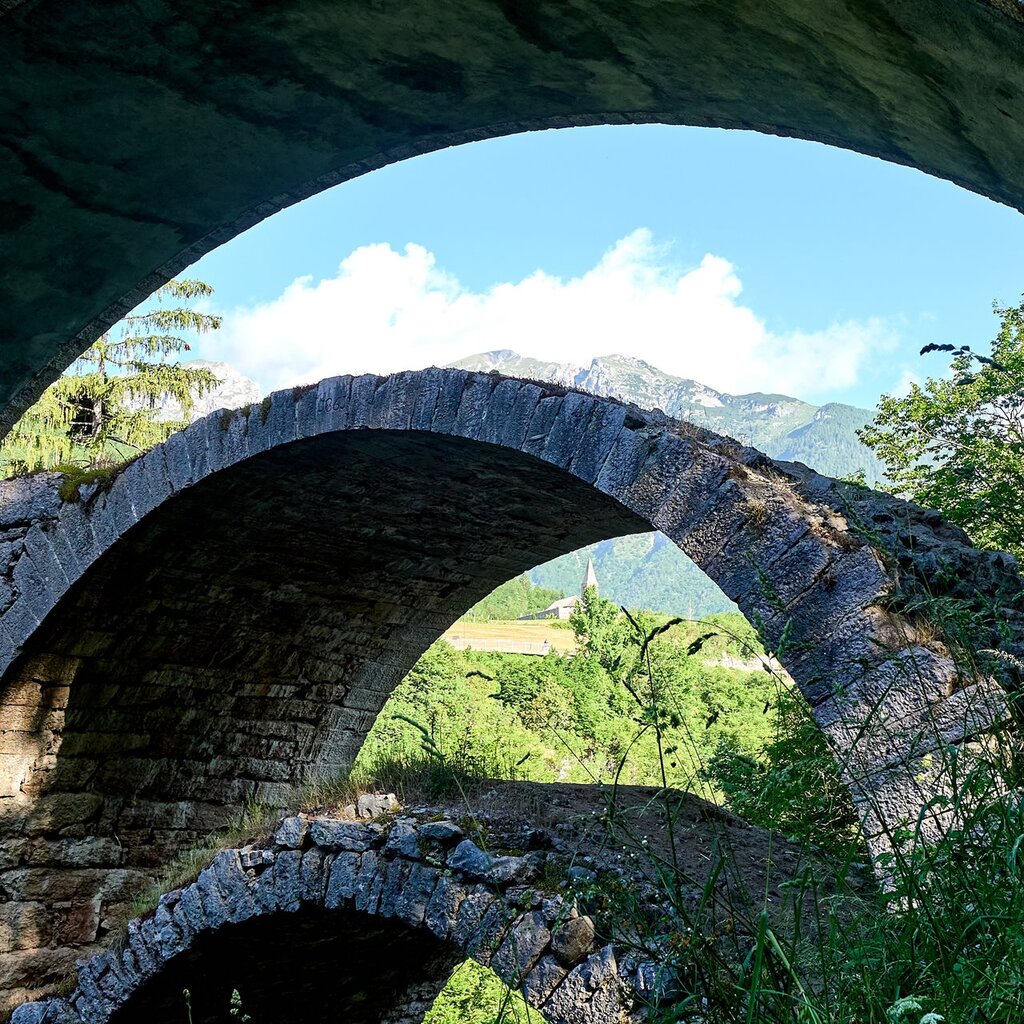 The three-arched bridge in Cavedago, one of the Paganella villages | © Paolo Bisti, 2021