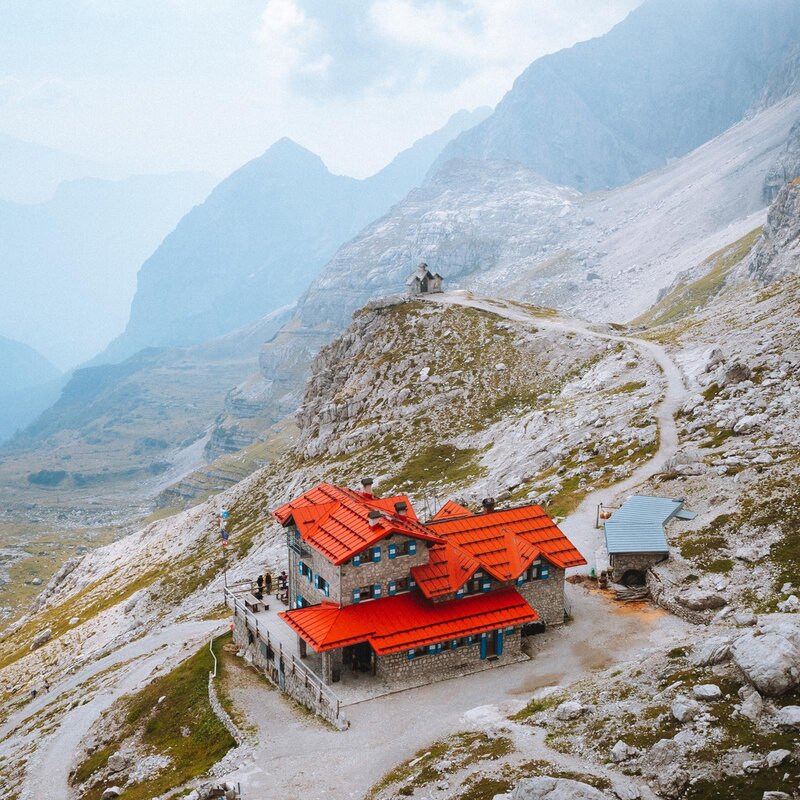 Vista aerea del rifugio Agostini, in Val d'Ambiez, ai piedi delle Dolomiti di Brenta | © Nicola Cagol, 2021