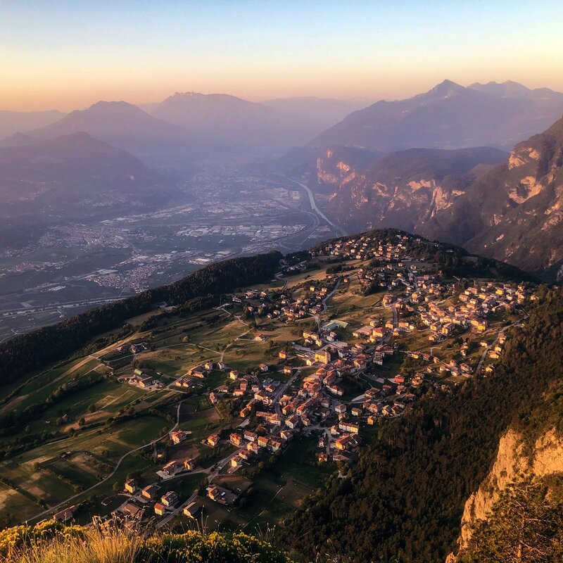 La vista su Fai della Paganella dalla Croce sul Monte Fausior. | © Lorenzo Giorgetti, 2019