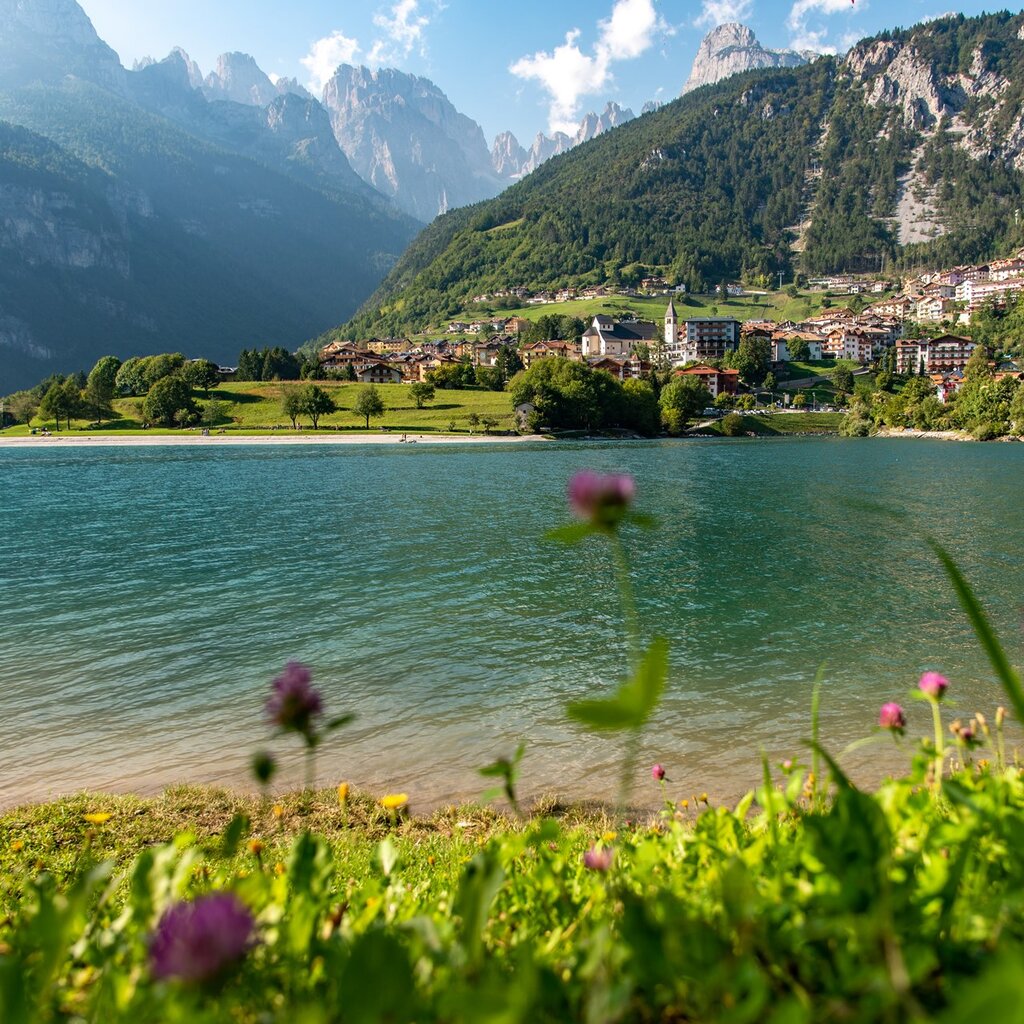 Was kann man am Molvenosee, am Fuße der Dolomiten, machen?
