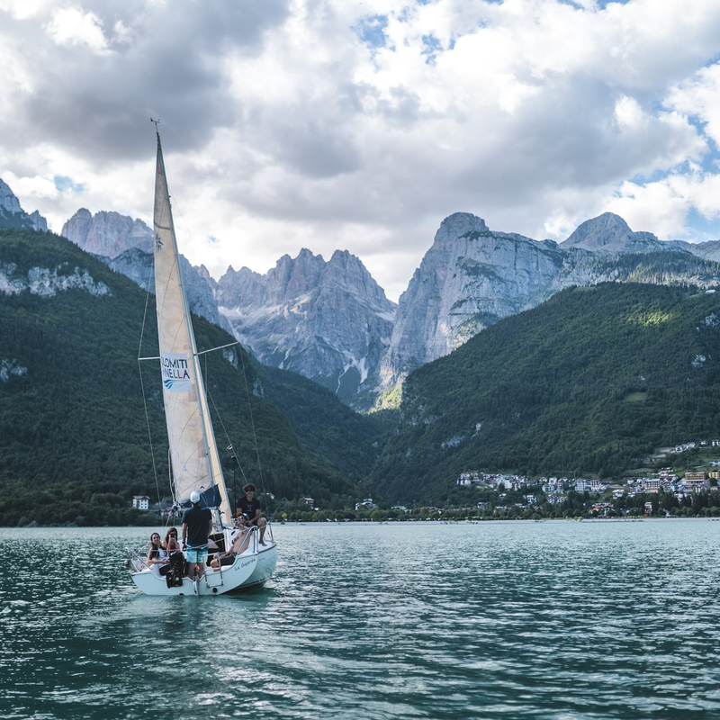 Sailing boat on Lake Molveno, with the Brenta Dolomites in the background | © Marco Santinelli, 2022