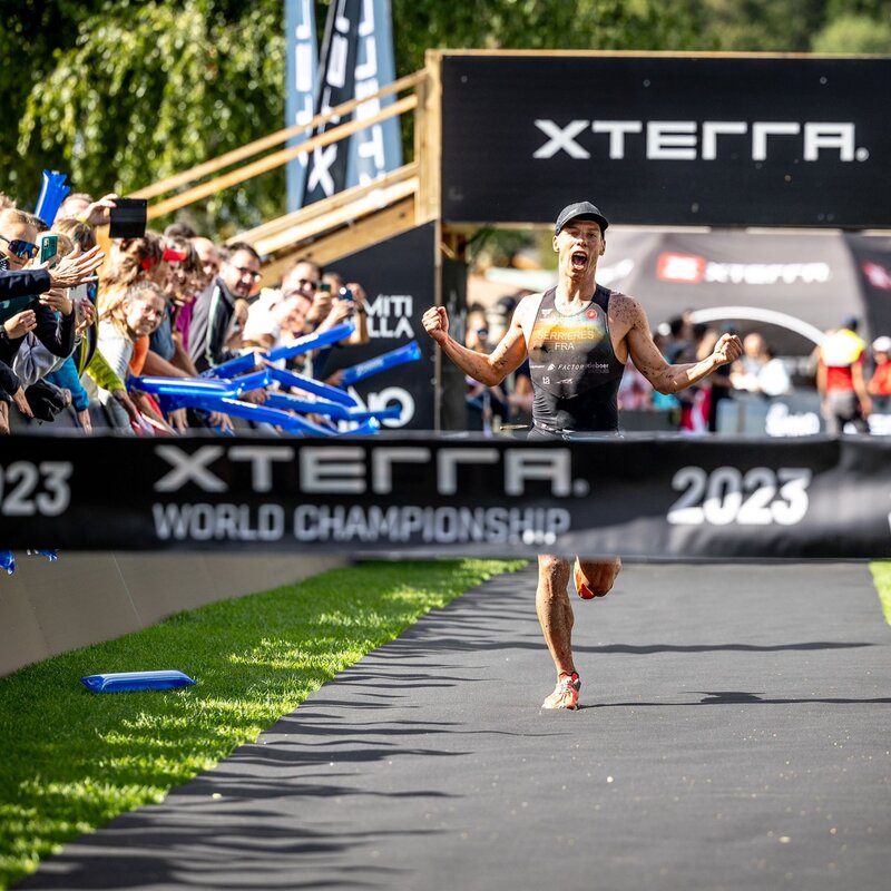 Vincitore di X-Terra taglia il traguardo a Molveno | © Carel Du Plessis, 2023
