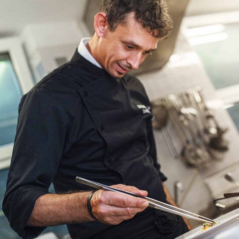 Chef del ristorante La Dispensa a Molveno intento a decorare un piatto | © Filippo Frizzera, 2019