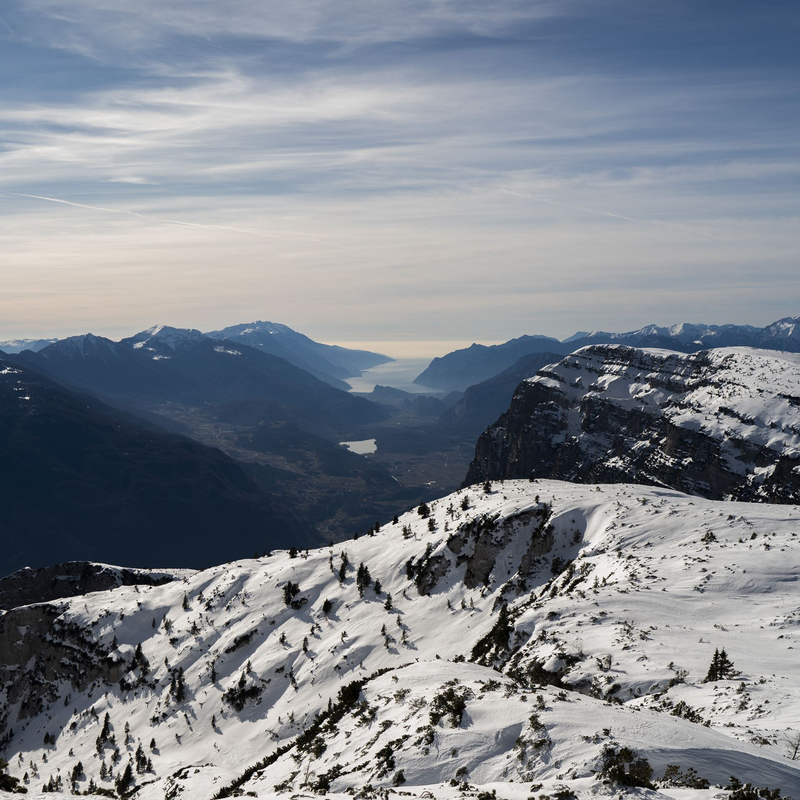 Lake Garda seen from the snow-capped Paganella peak | © Arianna Moroni, 2020