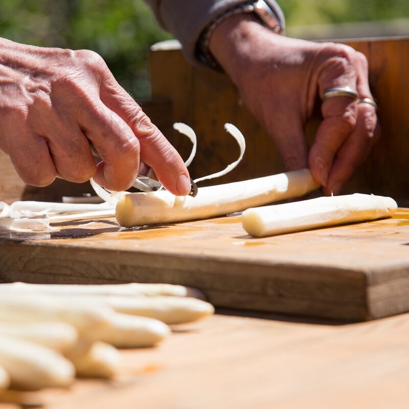Hands cutting an asparagus | © Alfredo Croce, 2017