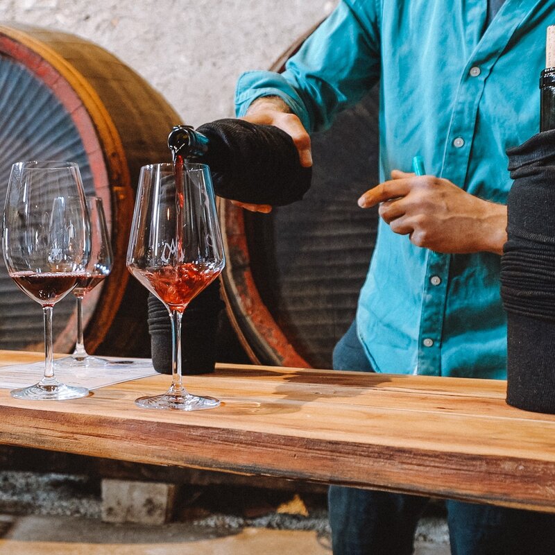 Person pours wine into glasses for a tasting at Martinelli Winery | © Nicola Cagol, 2023