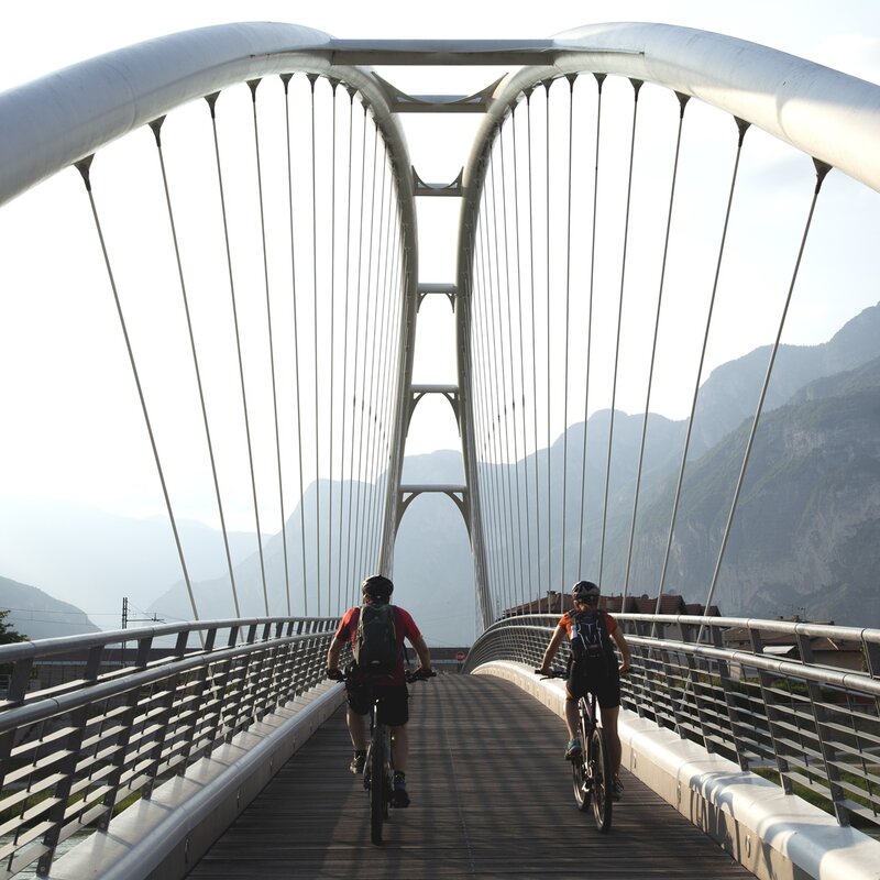 Two cyclists on St. Michael's bridge | © Helios, 2022