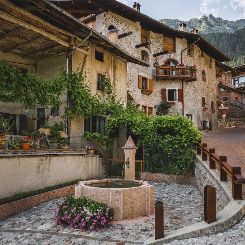 A hamlet of San Lorenzo Dorsino with a fountain in the foreground | © Matteo Barlascini, 2021