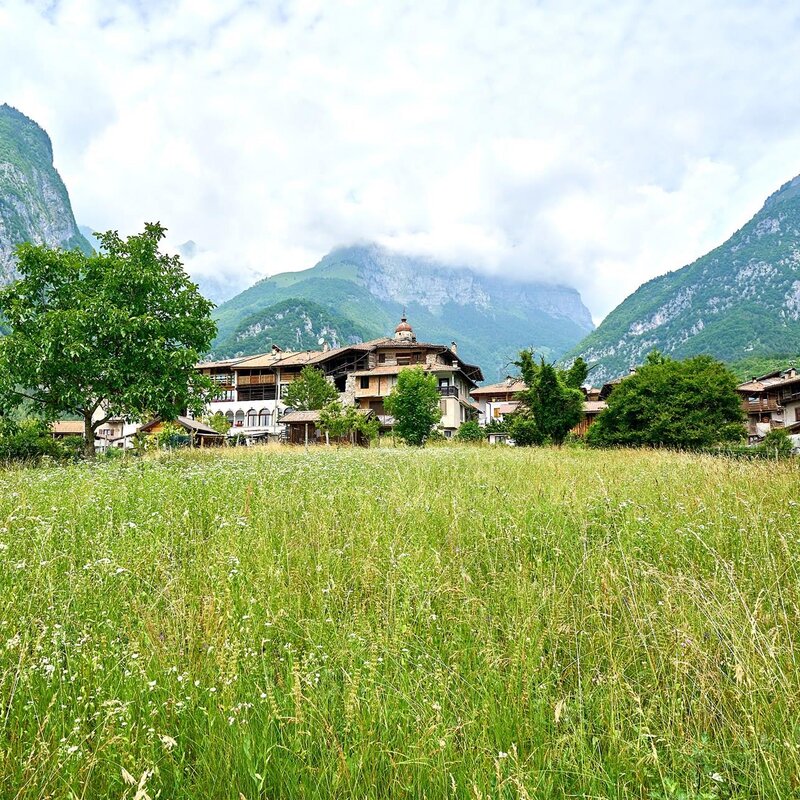 Hamlet of Dorsino seen from the meadows below | © Paolo Bisti, 2021