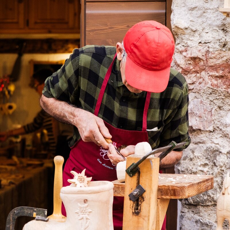 Wood craftsman at work during the Ciuìga festival | © Valerio Rigotti, 2022