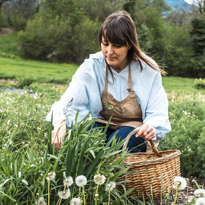 Anita picks flowers in the meadows of San Lorenzo Dorsino | © Frame&Work, 2023