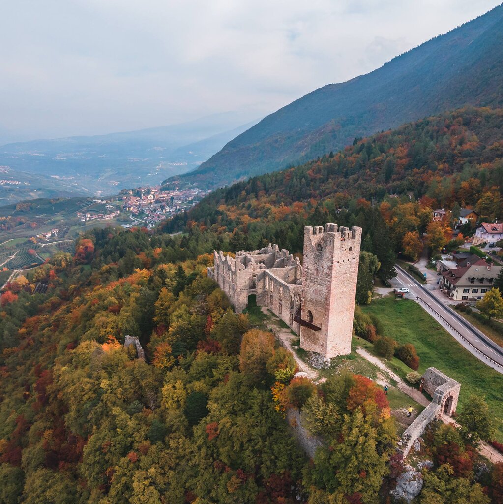 Aerial view of the ruins of Belfort Castle in Spormaggiore | © Enrico Baroni, 2020