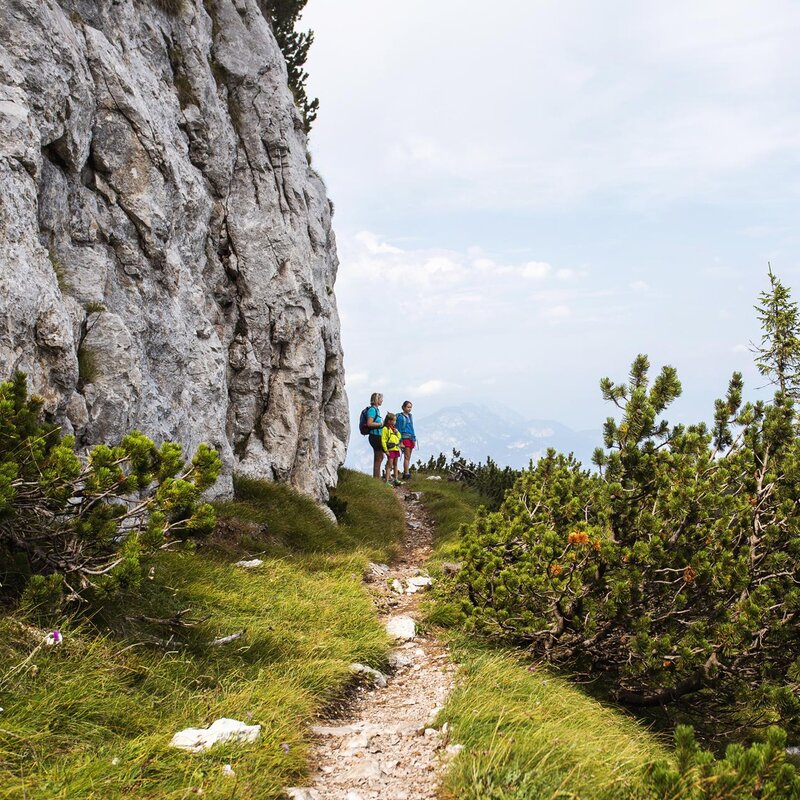 Due bambine con una donna percorrono il sentiero delle aquile sulla Cima Paganella, tra mughi e pareti verticali | © Filippo Frizzera, 2019