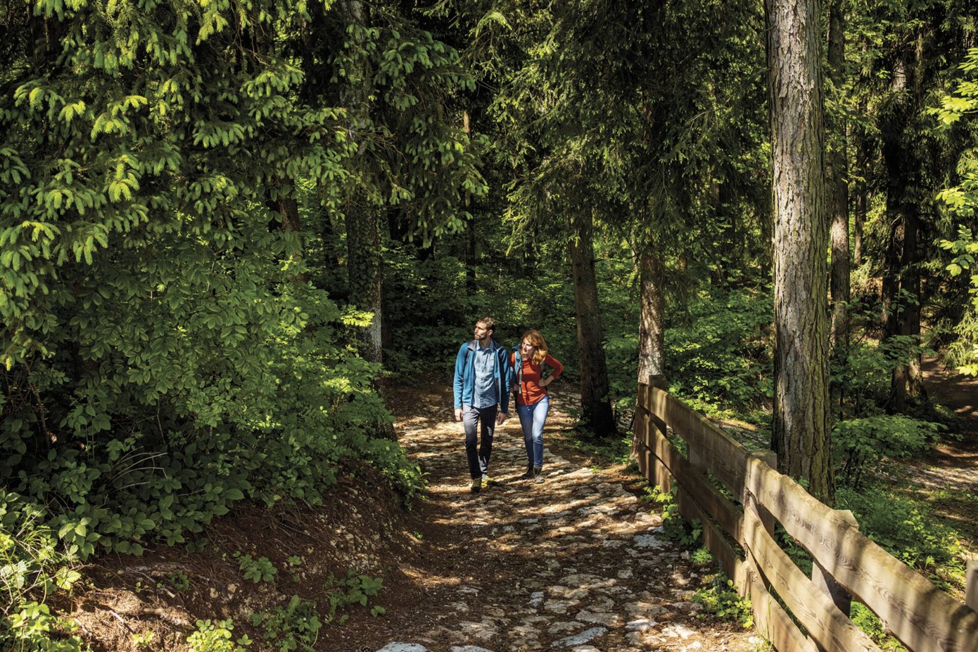 A couple walks along the paths of the Respiro Park in Fai della Paganella. | © Massimo Giovanni, 2022