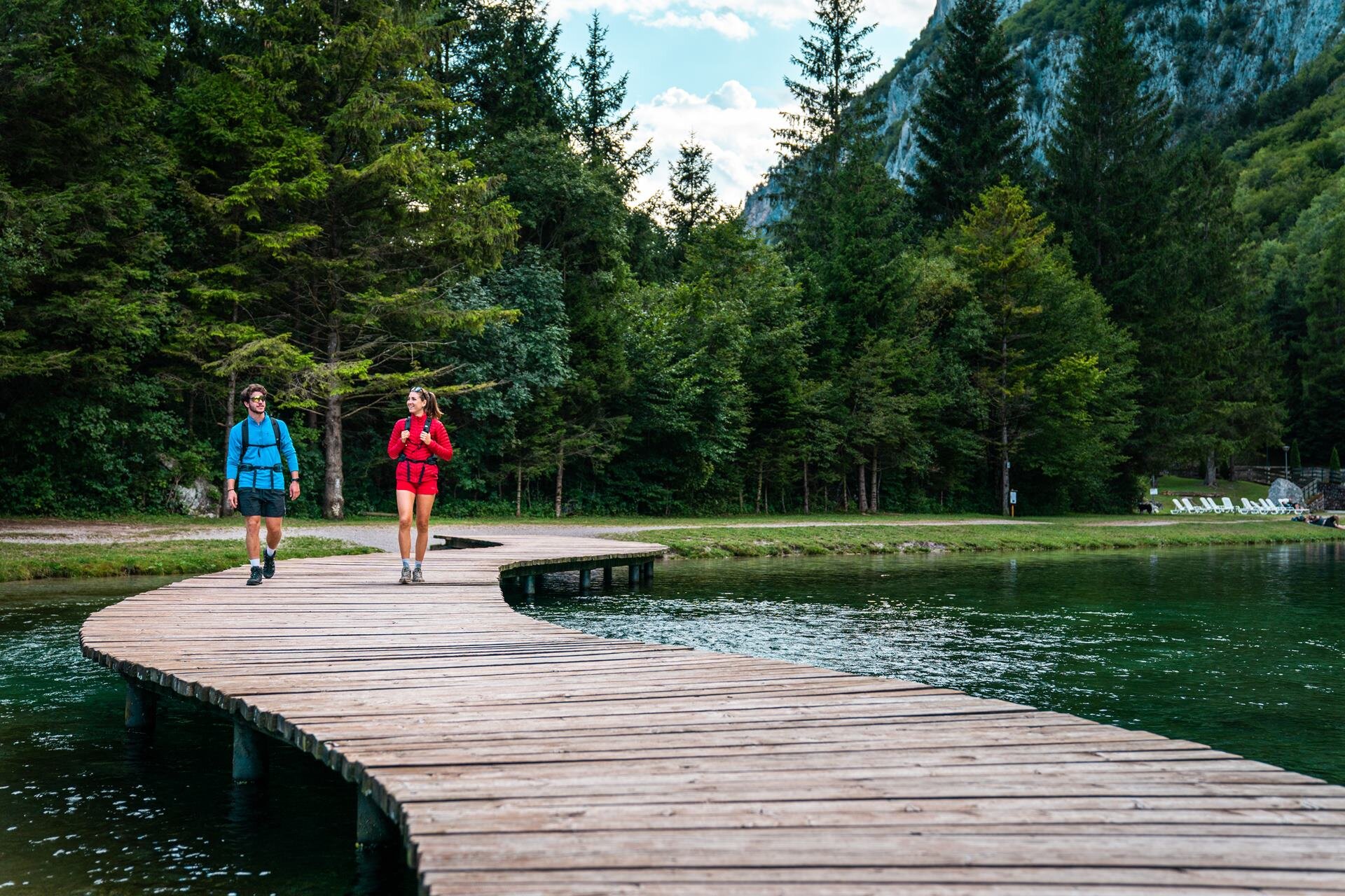 Una coppia cammina sulla passerella di legno sopra il lago di Nembia | © Camilla Pizzini