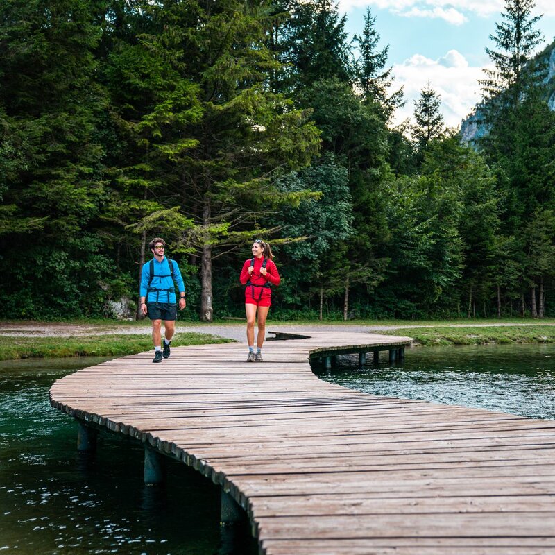 A couple walks on the wooden footbridge above Lake Nembia | © Camilla Pizzini