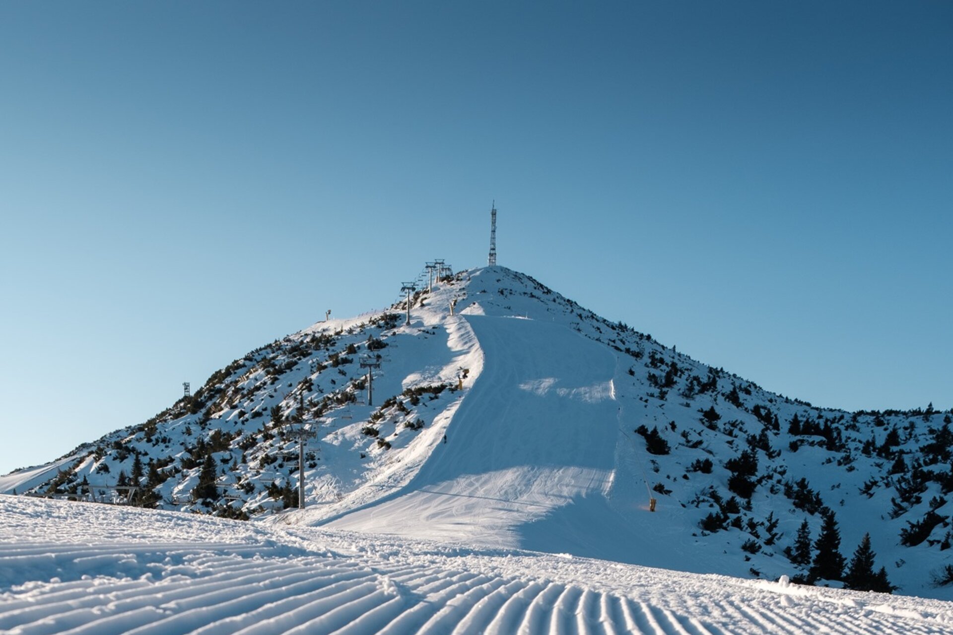 Skipiste mit Blick auf den Paganella-Gipfel und Streifen. | © Filippo Frizzera, 2022