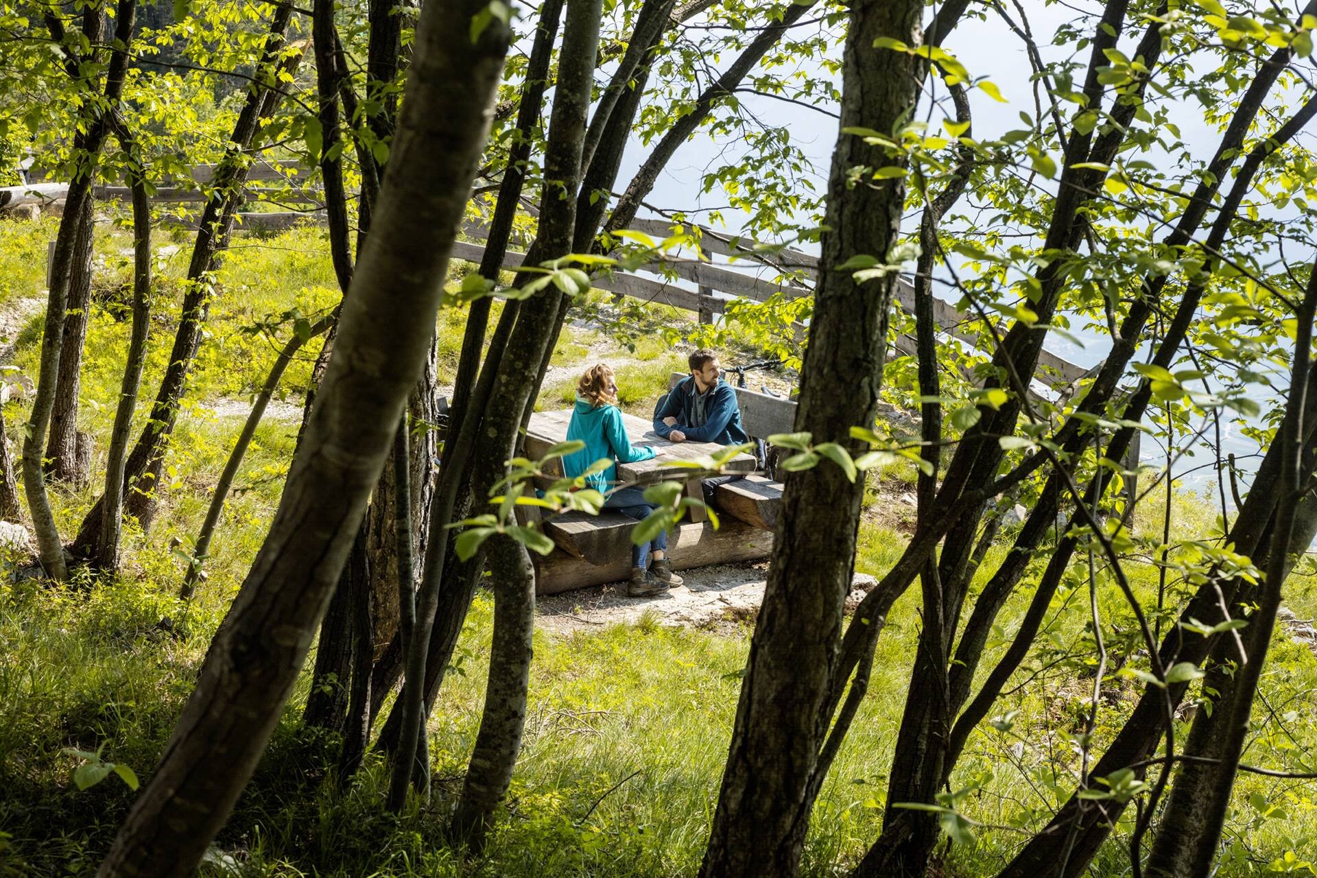 A couple takes a relaxing break on the picnic tables at the Respiro Park in Fai della Paganella. | © Massimo Giovannini, 2022