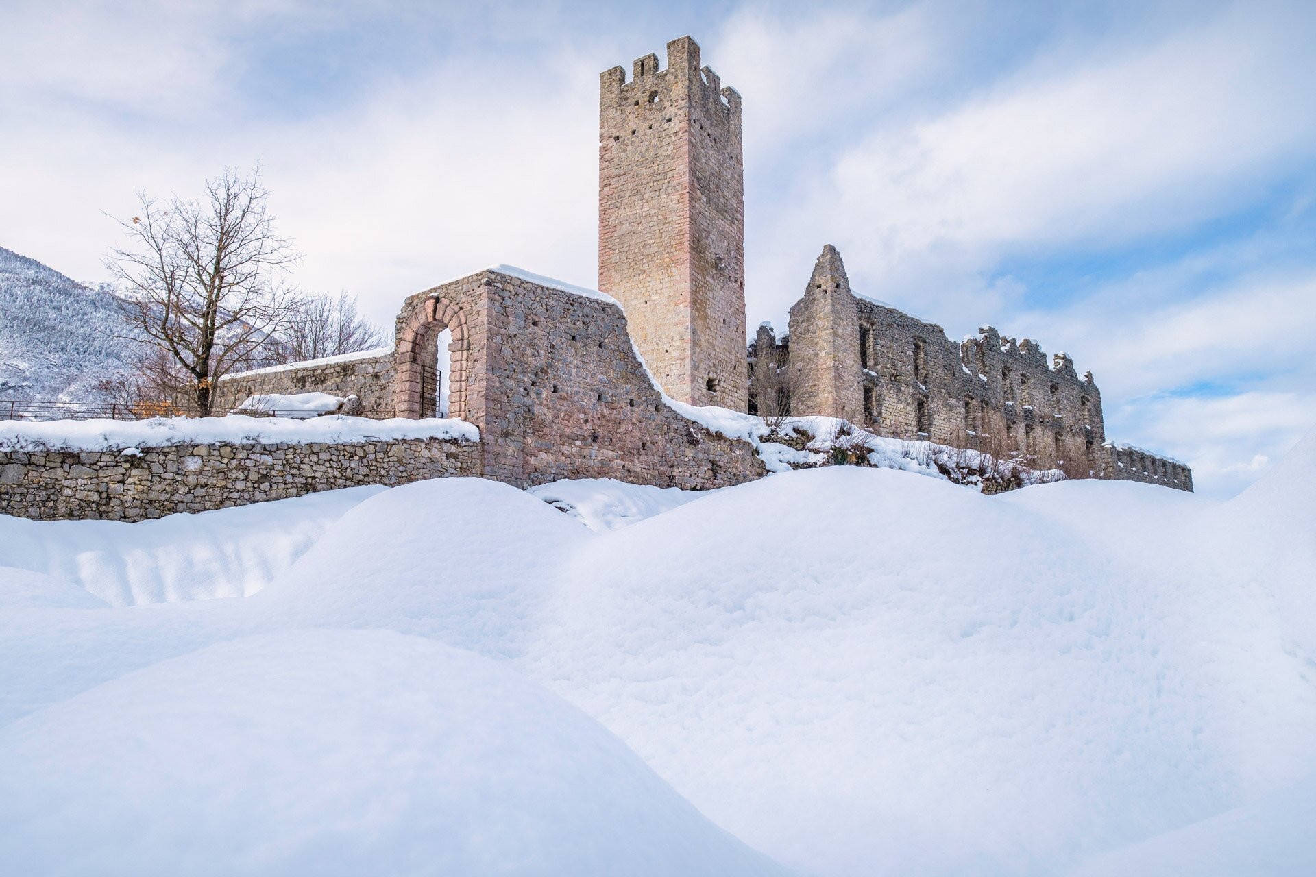 Belfort Castle in Spormaggiore covered in snow | © Filippo Frizzera, 2021