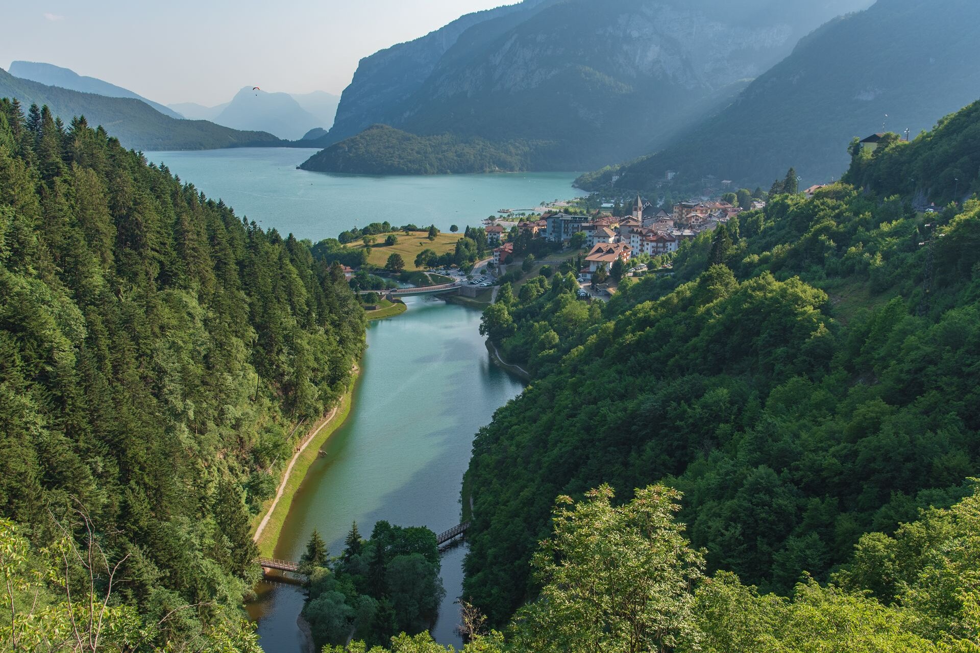 Molveno blickt auf das klare Wasser seines Sees, umgeben von den Brenta-Dolomiten. Die Landschaft vereint dichte Wälder, imposante Berge und ein gepflegtes Dorf. | © Giorgio Monticelli, 2019